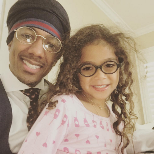 Nick Cannon com sua filha com a cantora Mariah Carey (Foto: Instagram)