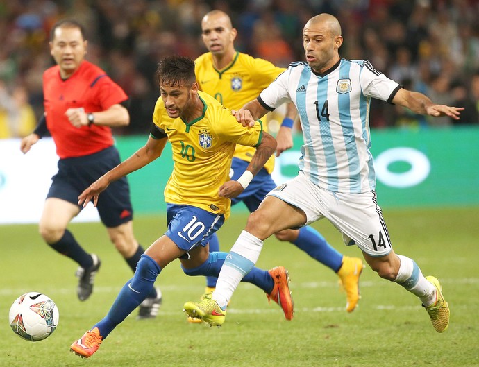 Neymar e Mascherano, Superclassico, Brasil x Argentina (Foto: EFE)