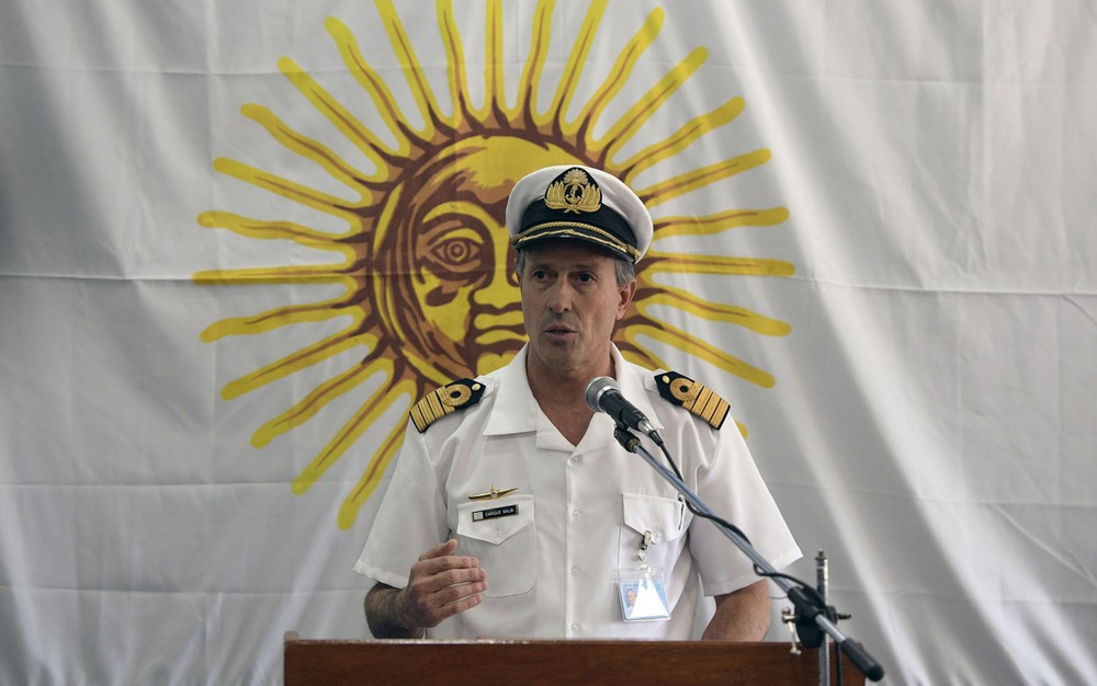 O porta-voz da Marinha argentina, capitão Enrique Balbi, durante entrevista coletiva sobre o submarino ARA San Juan, em Buenos Aires, na quinta-feira (23) (Foto: Juan Mabromata/AFP)