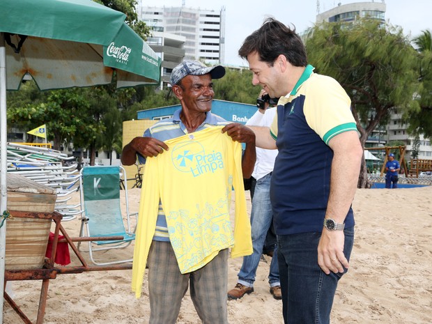 Os barraqueiros da praia receberam camisas UV para se protegerem do sol enquanto trabalham (Foto: Ivaldo Bezerra / Lumen)