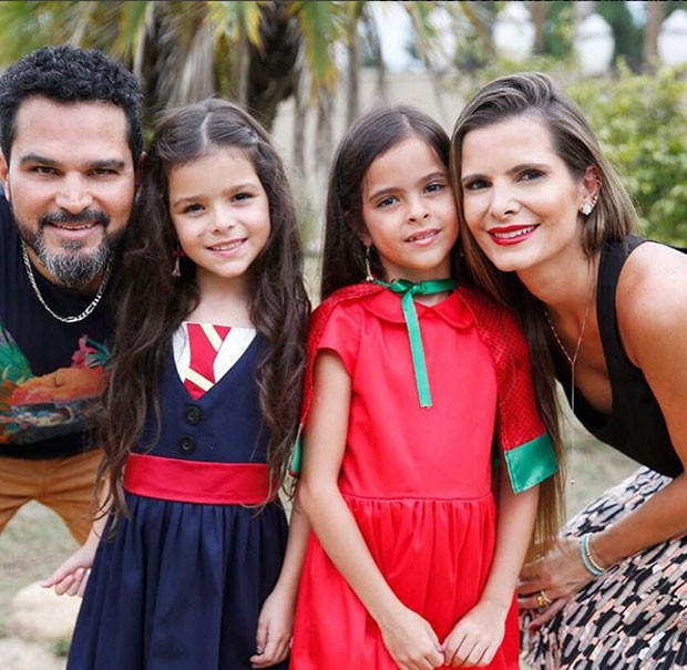Luciano com as filhas Isabella e Helena e a mulher, Flávia Fonseca  (Foto: Reprodução)