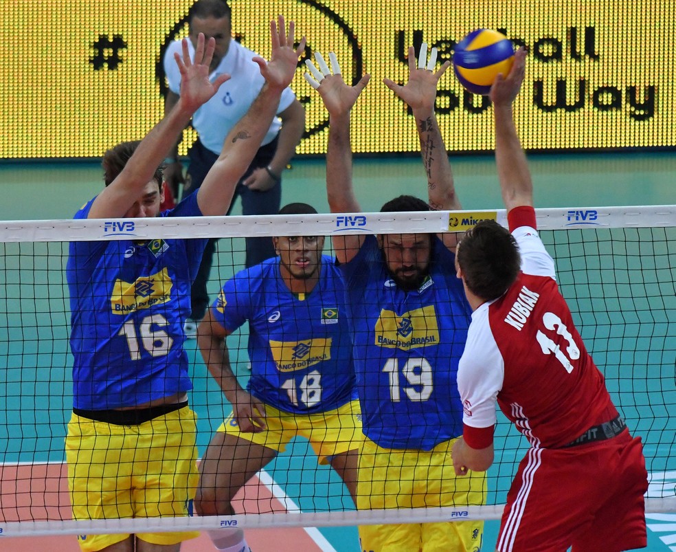 Bloqueio foi arma do Brasil nos primeiros sets (Foto: FIVB)