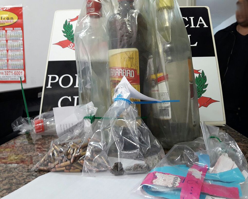Bebidas, drogas e munições foram apreendidas pela Polícia Civil (Foto: Betto Lopes/TV Fronteira)