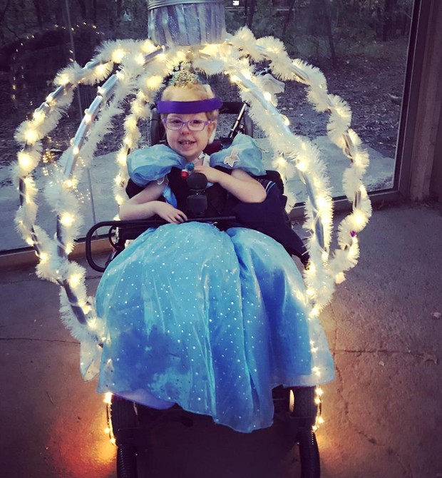 Roslyn Breen e sua cadeira carruagem (Foto: Reprodução / Facebook)
