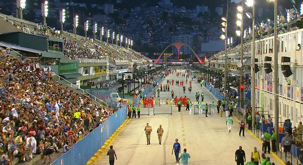 PÃºblico durante desfiles na SapucaÃ­ â Foto: ReproduÃ§Ã£o/TV Globo
