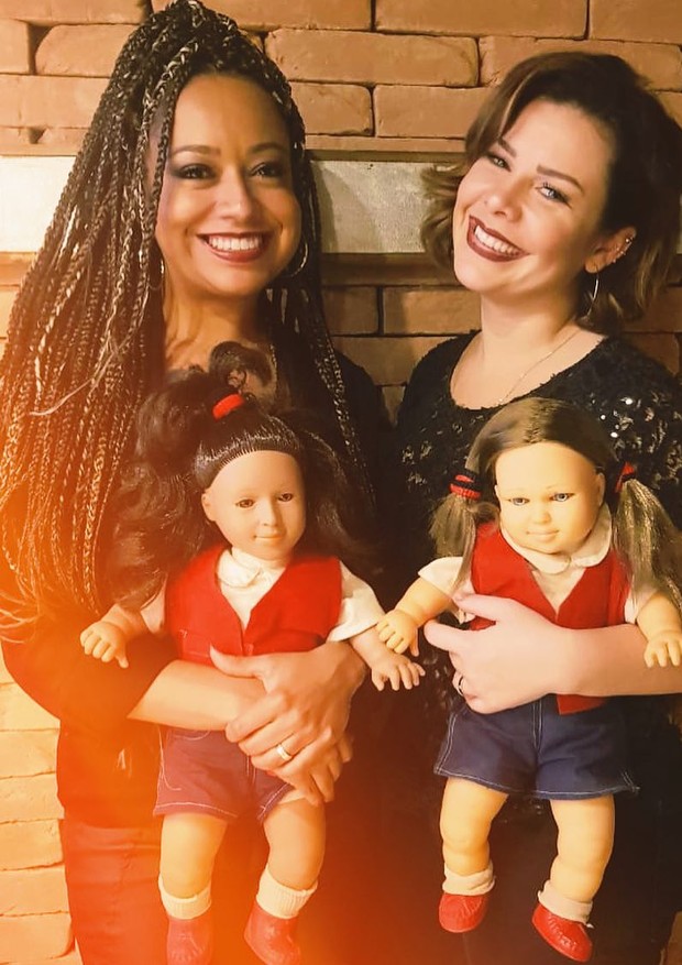 Com bonecas nas mãos, Fê Souza e Aretha Oliveira comemoram 21 anos de Chiquititas (Foto: Reprodução/Instagram)