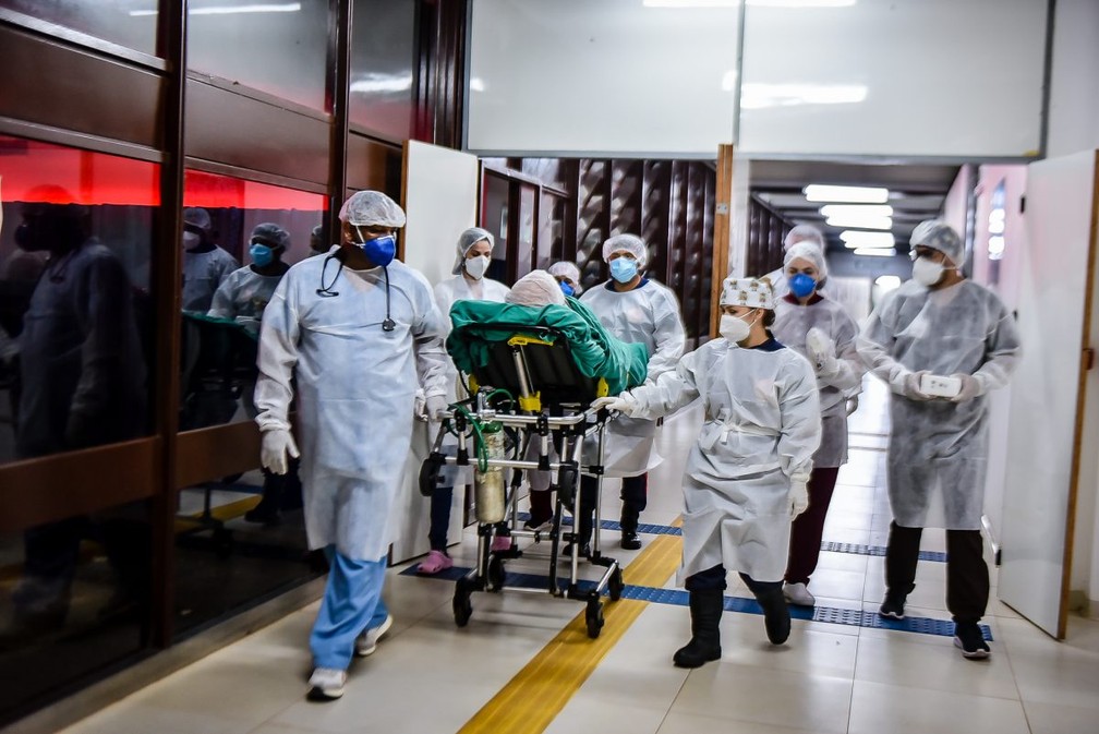 Com taxa de ocupação de leitos de UTI em 100%, mais três pacientes com Covid-19 são transferidos para Manaus — Foto: Júnior Aguiar/Secom