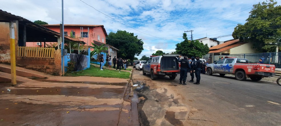Movimentação da Polícia Militar no endereço de um dos suspeitos de envolvimento no assalto à joalheria — Foto: Reprodução/Redes sociais