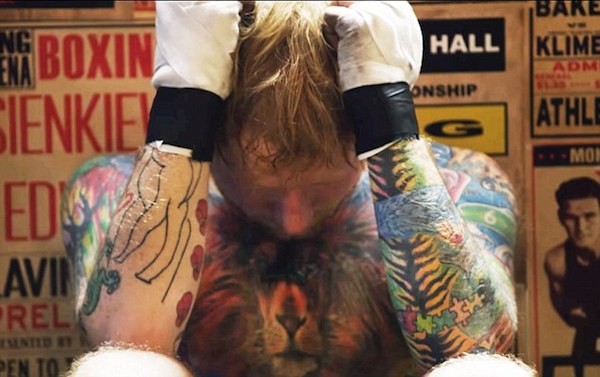 As tatuagens no corpo de Ed Sheeran (Foto: Reprodução)