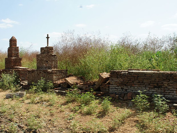 Além da velha igreja, as ruínas do cemitério da antiga São Rafael também atraem visitantes para a barragem Armando Ribeiro Gonçalves, no Oeste potiguar (Foto: Anderson Barbosa/G1)