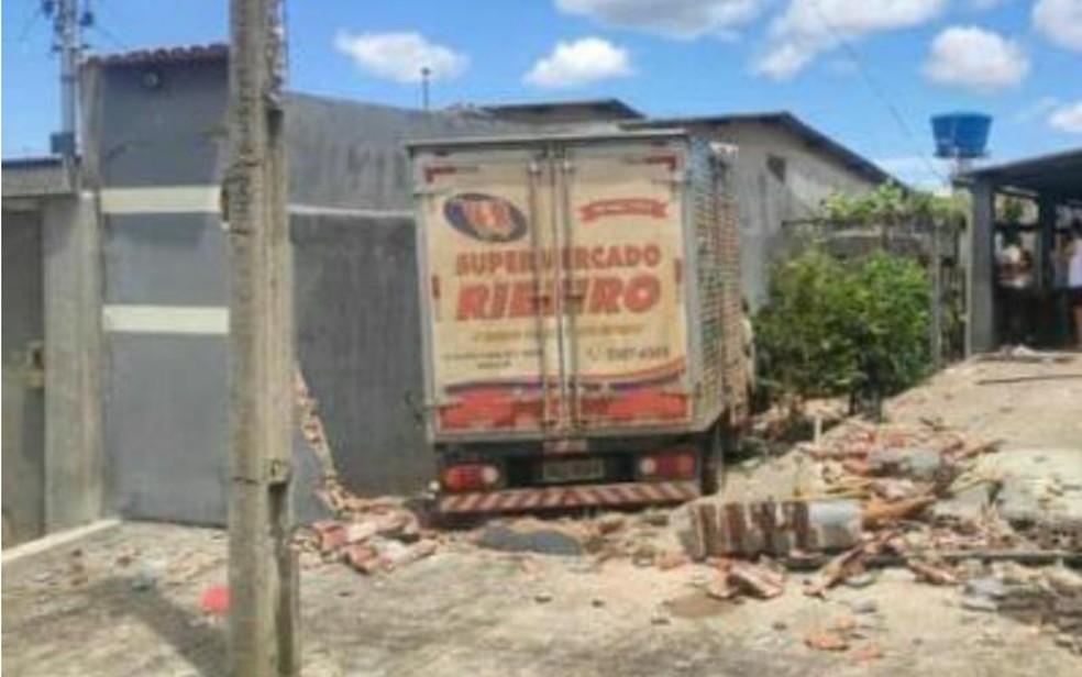 Muro de casa fica completamente destruído após ser atingido por caminhão em Anápolis, Goiás — Foto: Reprodução/TV Anhanguera