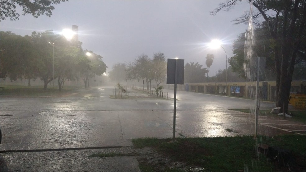 Quinta-feira deve ser quente e chuvosa em grande parte do Estado. — Foto: Sergio Saturnino/ TV Morena