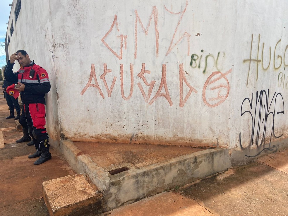 A criança foi encontrada próxima a esse muro, em uma caixa — Foto: Melin/Bombeiros