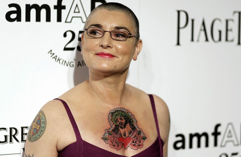 A música irlandesa Sinead O'Connor chega para jantar de gala da amfAR em Los Angeles, em outubro de 2011 — Foto: Matt Sayles/AP/Arquivo
