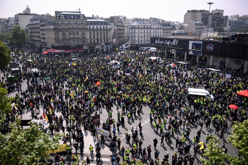 Protesto do Dia do Trabalho em Paris se concentrou em frente à Torre Montparnasse  — Foto: Martin Bureau/AFP