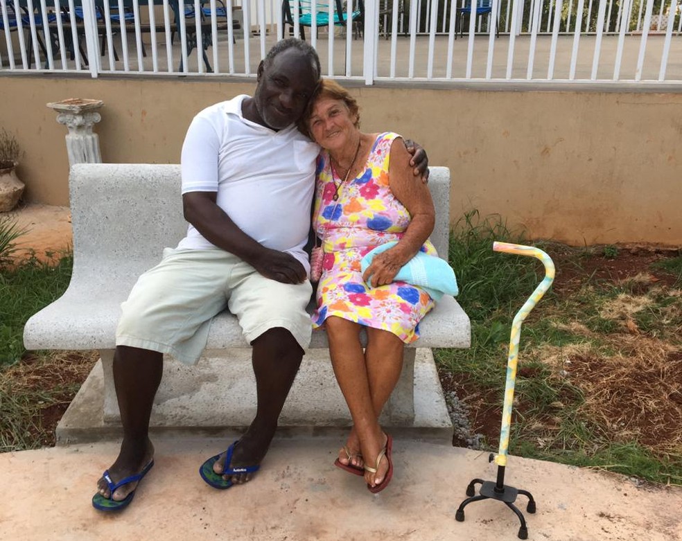 Casal de idosos utiliza banco doado pelos convidados ao abrigo em Jaú — Foto: Arquivo pessoa/Mara Hilst