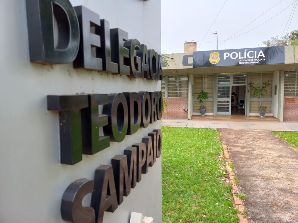 Polícia investiga as circunstâncias da morte da jovem de 18 anos, em Teodoro Sampaio (SP) — Foto: Betto Lopes/TV Fronteira