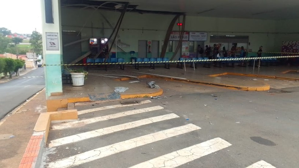 Dupla explode caixa eletrônico dentro de rodoviária e foge  sem levar dinheiro em Cesário Lange (SP) — Foto: Polícia Rodoviária/ Divulgação 