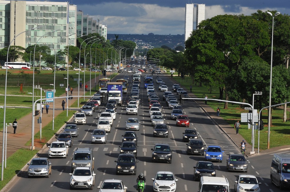Carros na Esplanada dos Ministérios, em Brasília — Foto:  Renato Araujo/Agência Brasília