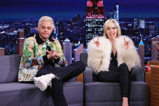 Miley Cyrus e Pete Davidson no programa Tonight Show de Jimmy Fallon (Foto: Instagram/Reprodução)