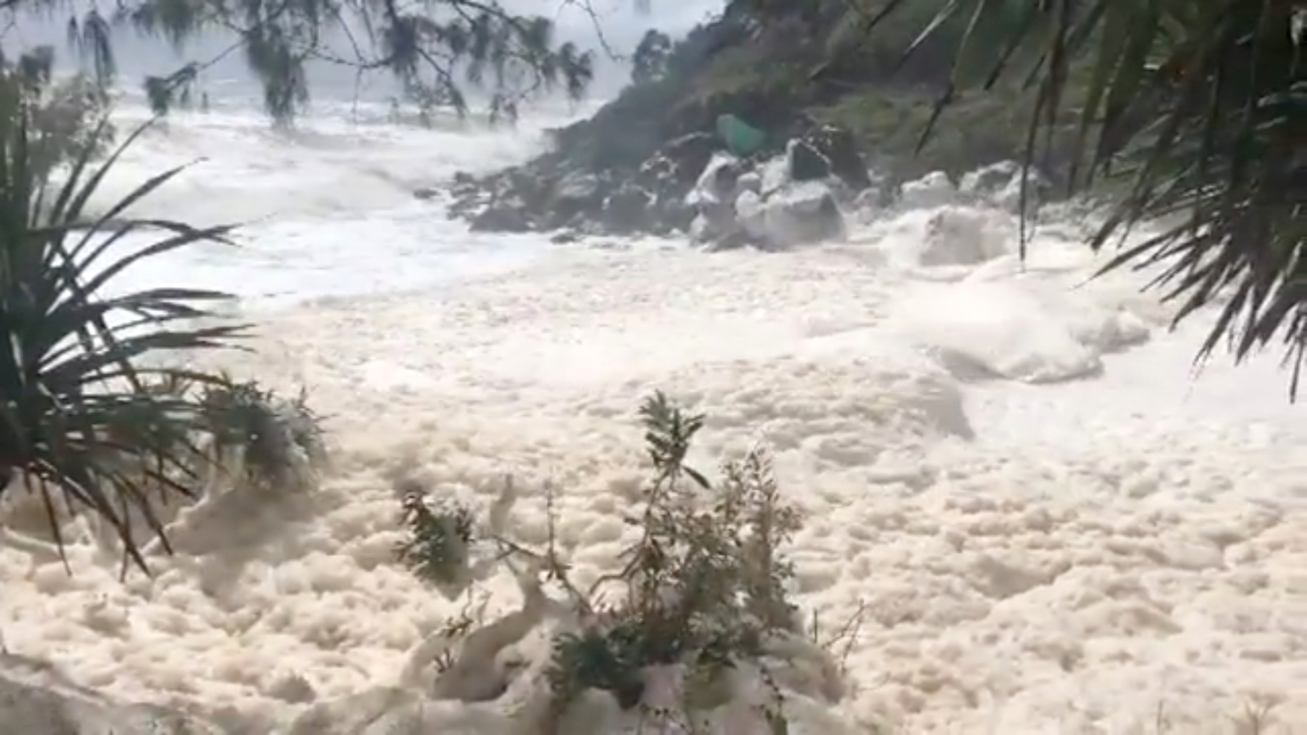 Praias da Austrália são cobertas com espuma do mar; fenômeno é causado por tempestade thumbnail