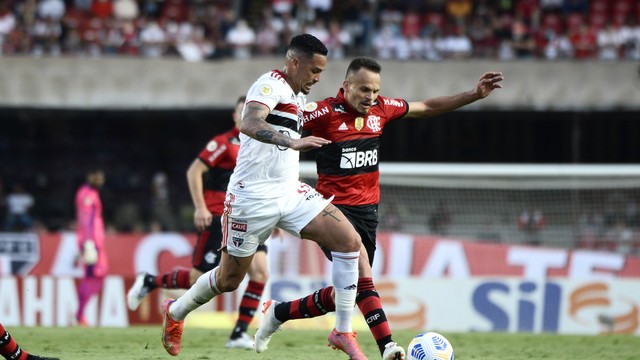 Luciano em ação no duelo do São Paulo contra o Flamengo