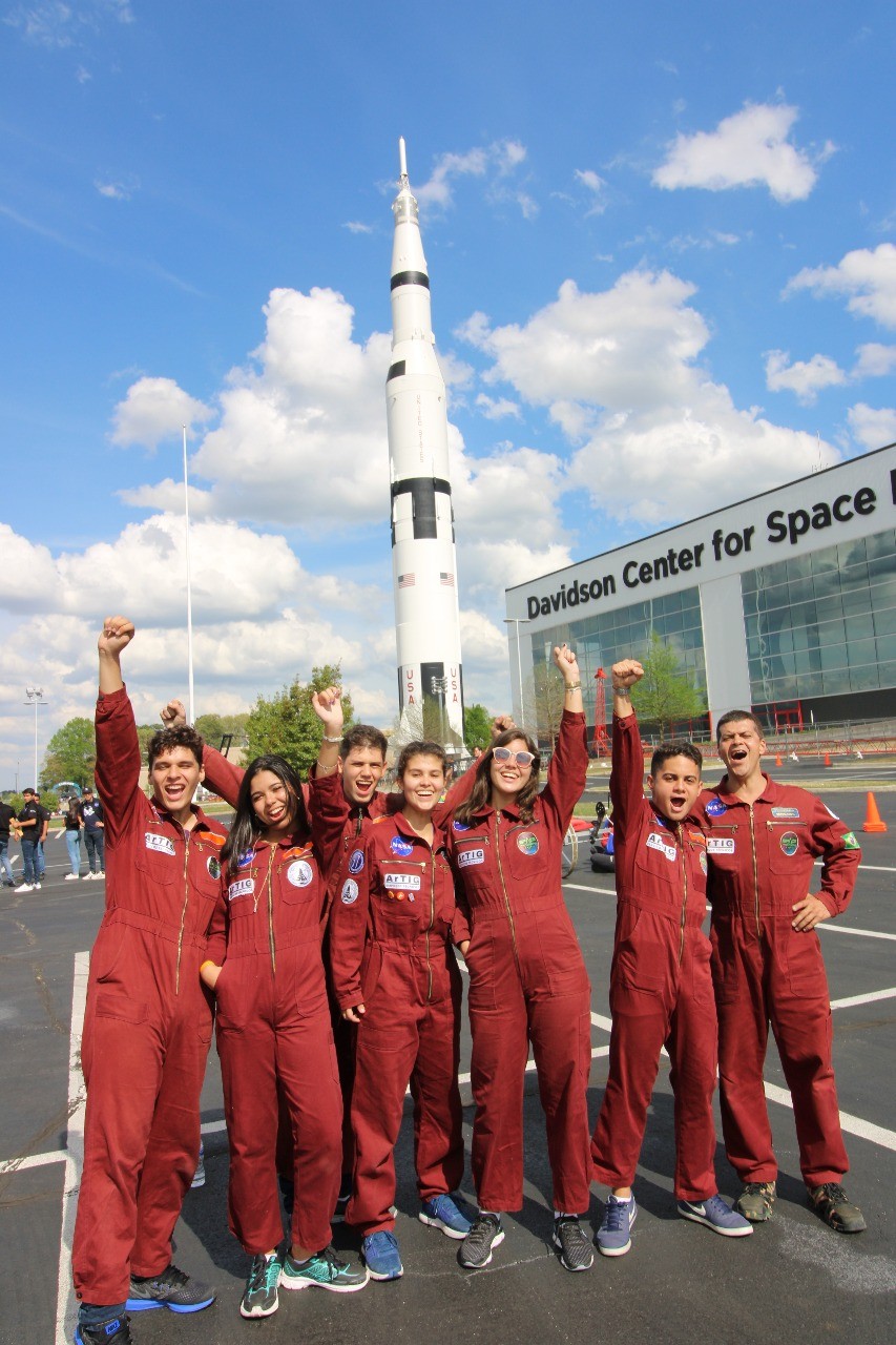 Estudantes conhecem o Centro Davidson para Exploração Espacial do U.S. Space Rocket Center, um dos principais centros de atividade da Nasa (Foto: Divulgação)