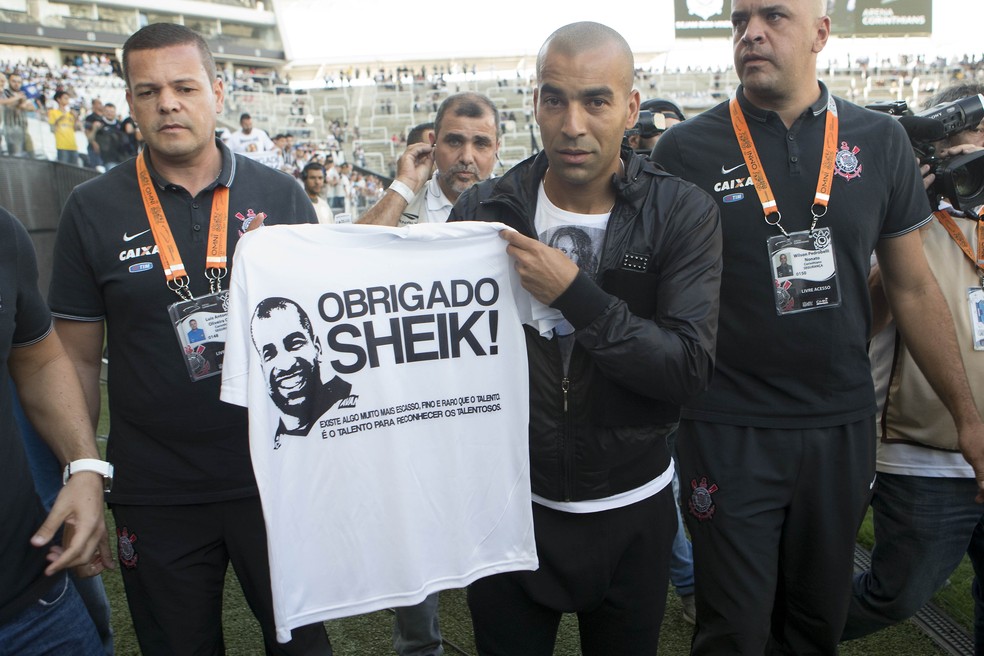 Quando deixou o Corinthians em 2015, Emerson Sheik também foi homenageado — Foto: Daniel Augusto Jr/Ag. Corinthians 