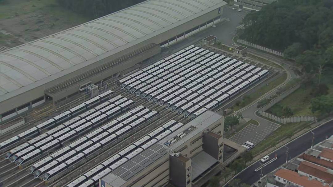 Trens do monotrilho estacionados por conta da greve no transporte
