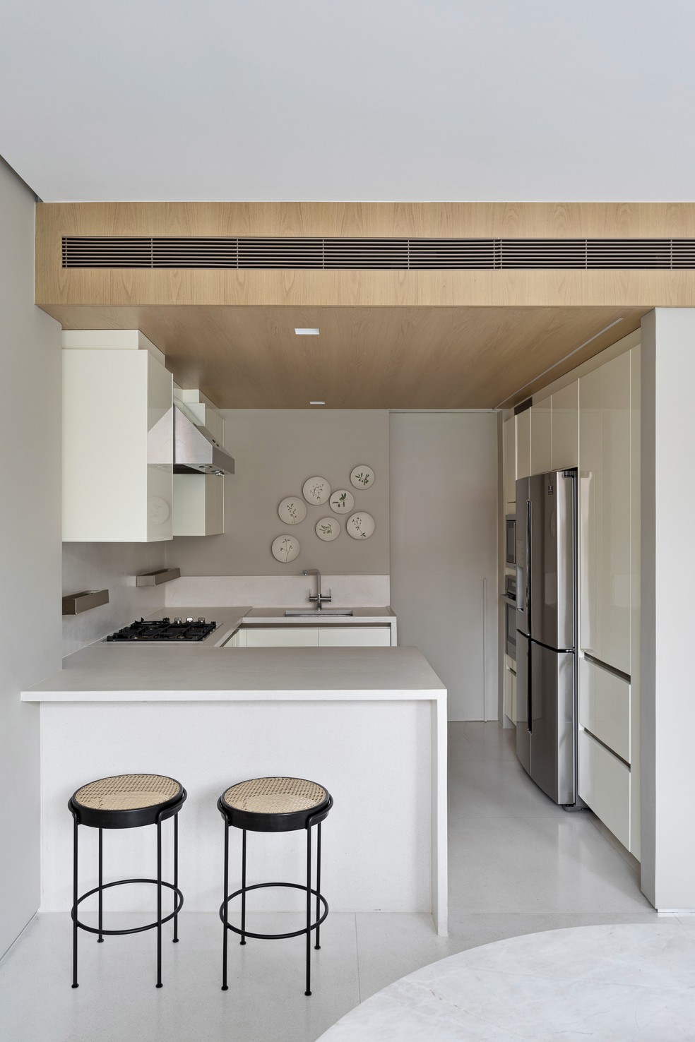 Cozinha tem estilo minimalista — Foto: Denilson Machado/MCA Estúdio