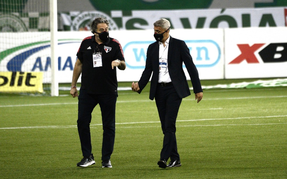 Julio Casares, presidente do São Paulo, e Hernán Crespo, treinador, no Allianz Parque — Foto: Marcos Ribolli