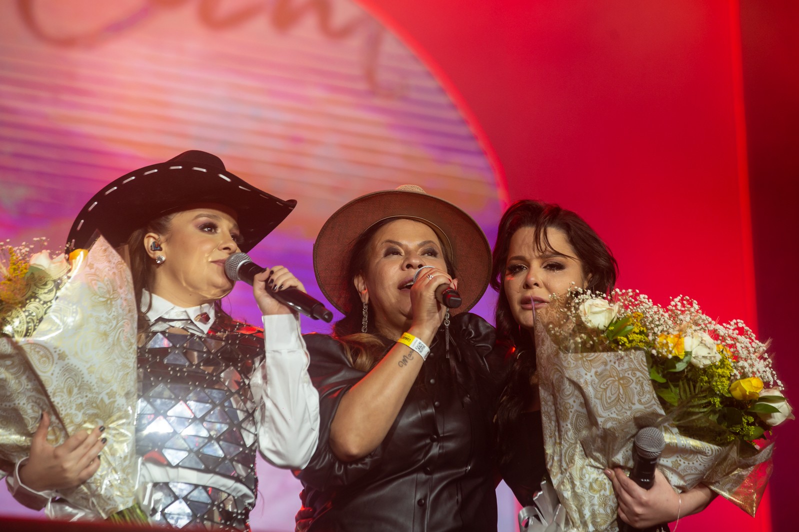 Maiara & Maraisa cantam Marília Mendonça e recebem mãe da rainha da sofrência no palco em Barretos
