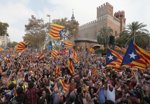 Manifestantes comemoram a resolução do Parlamento da Catalunha de declarar independência da Espanha (Foto: Jack Taylor/Getty Images)