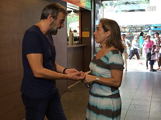 Alexandre e Cissa conversam enquanto são observados pelo público (Foto: Brunella Menezes / Gshow)