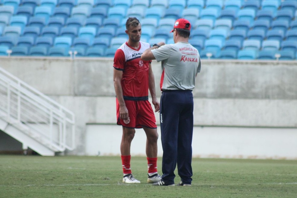 Leandro Campos conversou de forma particular com o atacante Lopeu  (Foto: Canindé Pereira/América FC)