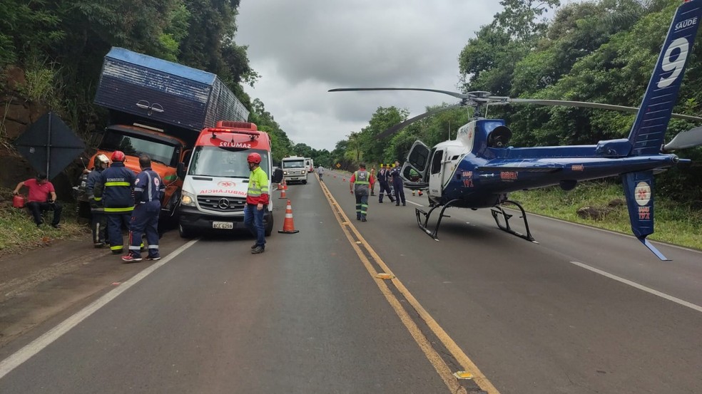 Caminhão bateu em ambulância do Samu e em um carro na BR-369, em Uraí — Foto: Reginaldo Tinti/AnunciFácil