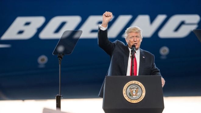 Donald Trump visitou a fábrica da Boeing na Carolina do Sul pouco depois de assumir o cargo de presidente dos EUA (Foto: Getty Images via BBC News Brasil)