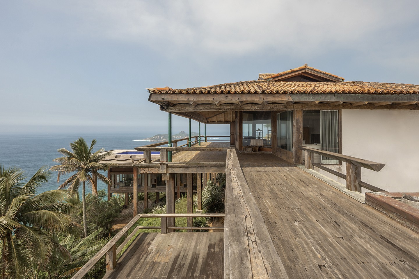 Casa Cuca: residência projetada por José Zanine Caldas paira sobre o mar (Foto: André Nazareth/divulgação)
