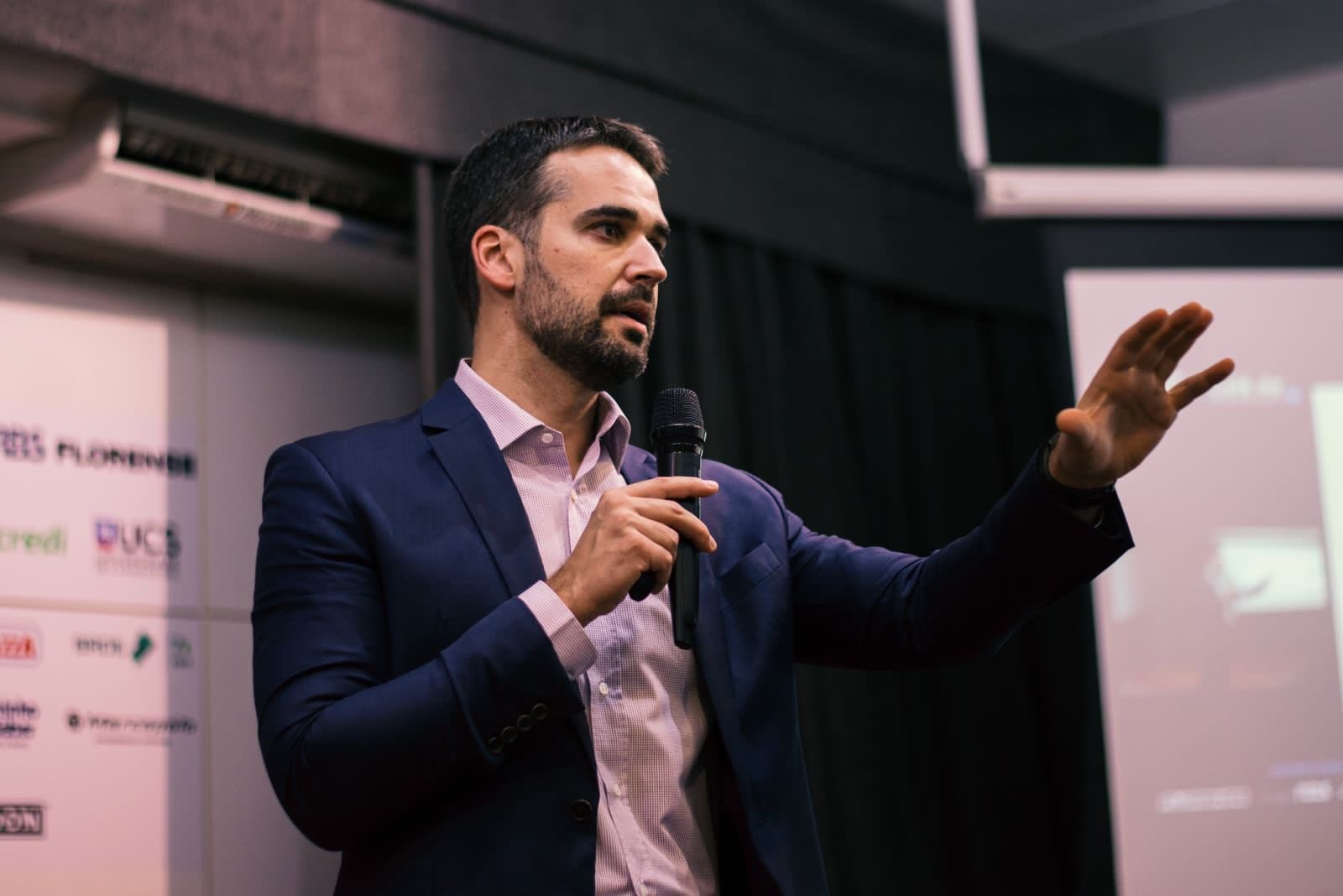 'Fico sensibilizado', diz Eduardo Leite sobre carta do PSDB com pedido de permanência   