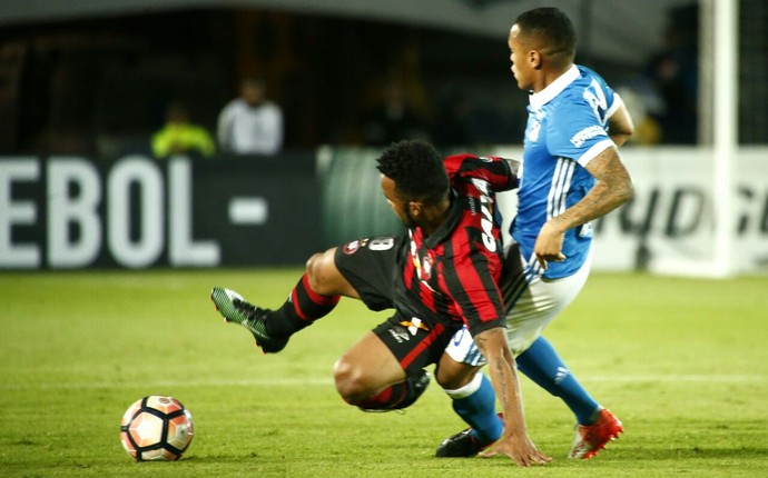 Atlético-PR Millonarios Carlos Alberto (Foto: Hugo Harada/Gazeta do Povo)