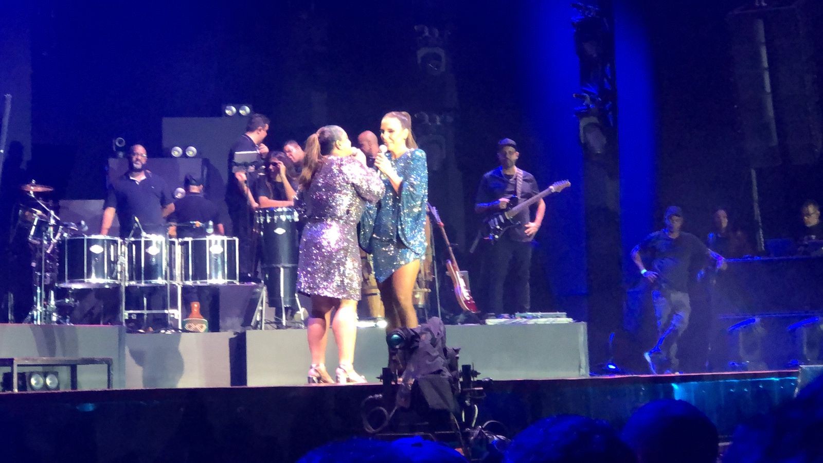 Preta Gil sobe no palco e canta parabéns para Ivete durante show de 50 anos da cantora na BA: 'Grata a Deus por ter você'
