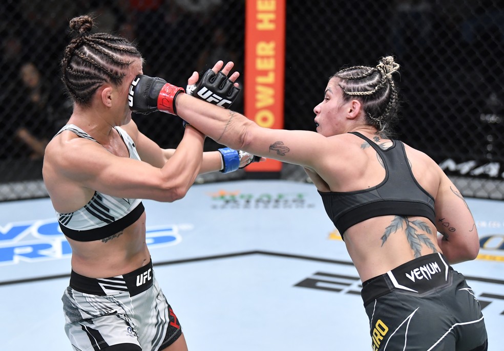 Luana Pinheiro mostrou superioridade a Sam Hughes na luta em pé no UFC Vieira x Tate — Foto: Getty Images