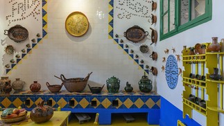 Um cômodo da Casa Azul, onde Frida Kahlo passou grande parte de sua vida, no bairro de Coyoacán, na Cidade do México — Foto: Adrian Wilson/The New York Times