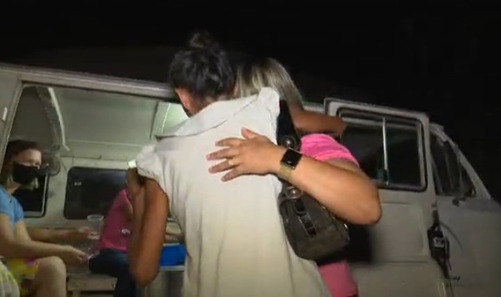 Francisca Lopes de Souza foi até a equipe receber um pouco de carinho e alimento e diz que esse apoio faz toda diferença na vida de quem recebe. — Foto: Reprodução
