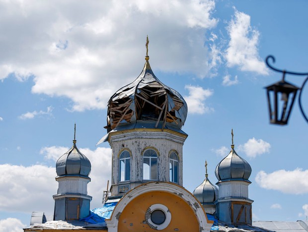 MALYN, UKRAINE - JUNE 6, 2022 - A dome of the Holy Intercession Church shows damage caused by Russian shelling of the central square on March 6, 2022, Malyn, Zhytomyr Region, northwestern Ukraine. This photo cannot be distributed in the Russian Federation (Foto: Future Publishing via Getty Imag)