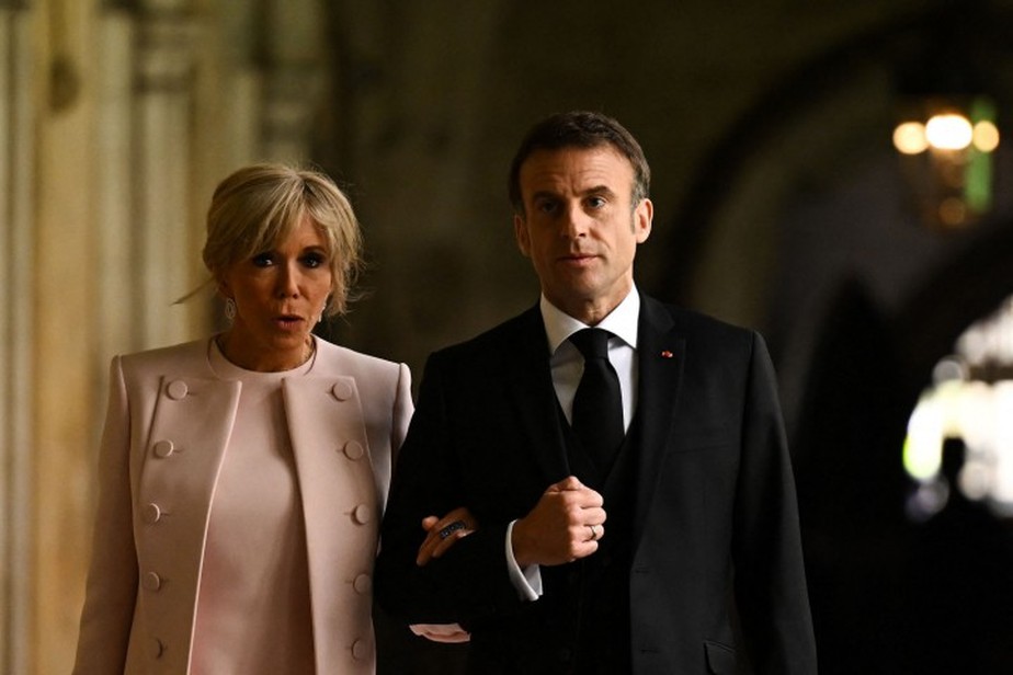 Presidente da França, Emmanuel Macron, ao lado da primeira-dama, Brigitte, durante coroação do rei Charles III
