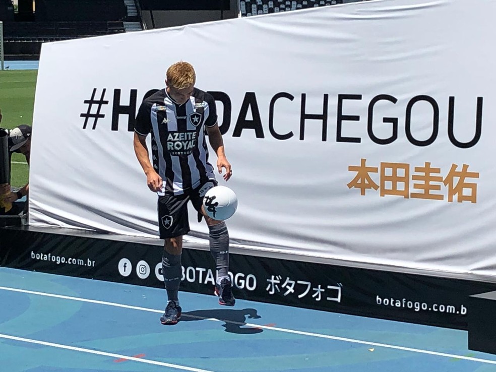 Honda faz embaixadinhas após ser apresentado como reforço do Botafogo — Foto: Caíque Andrade
