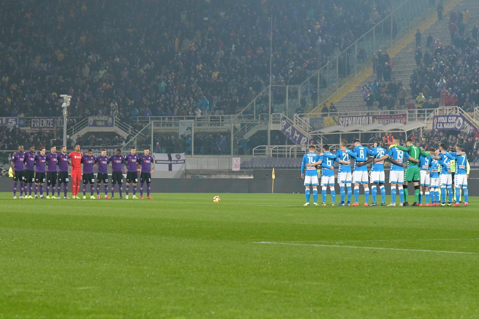 Fiorentina x Napoli teve minuto de silêncio em homenagem às vítimas — Foto: Crédito da foto: Tiziana FABI / AFP