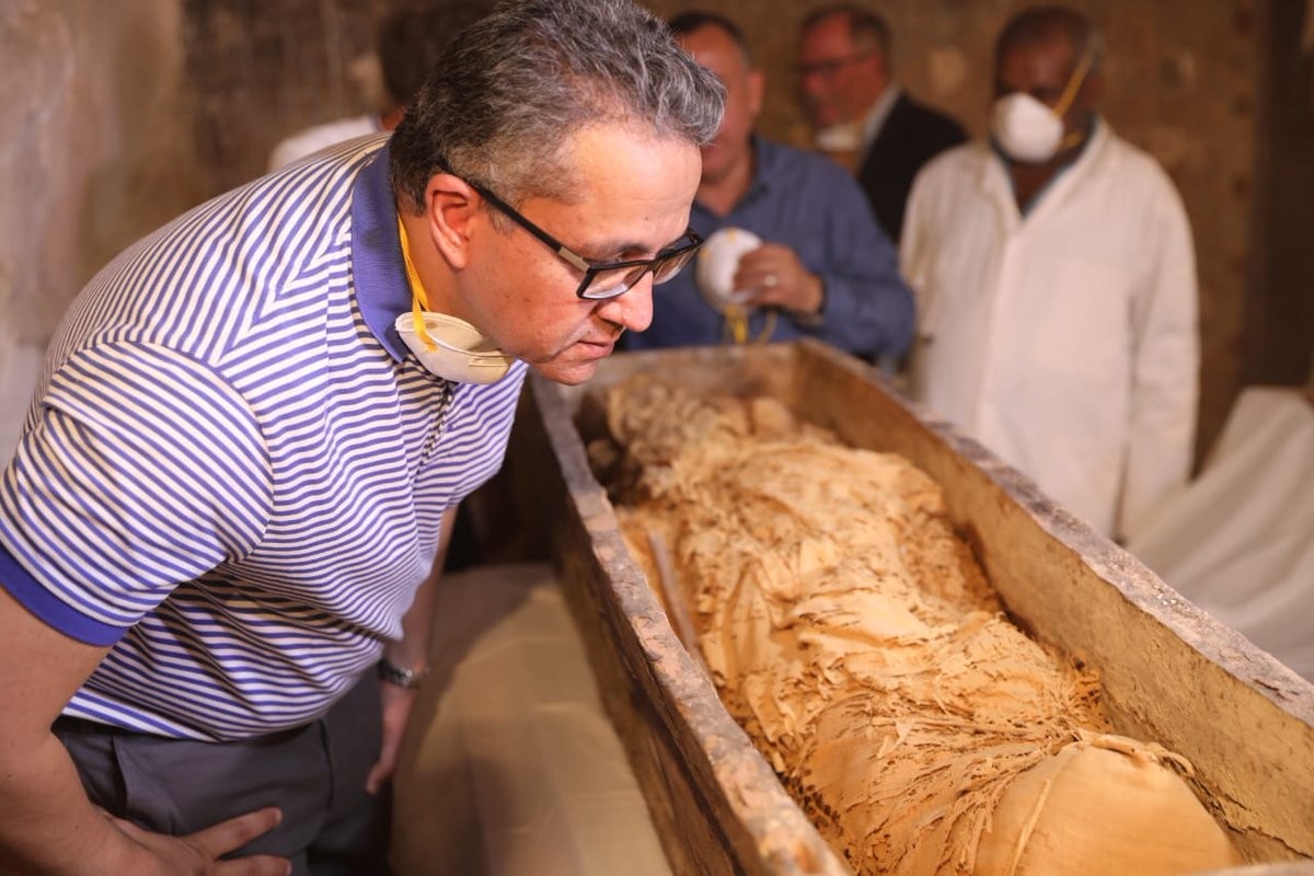 Tumbas descobertas por franceses abertas em coletiva de imprensa (Foto: Egyptian Ministry of Antiquities)