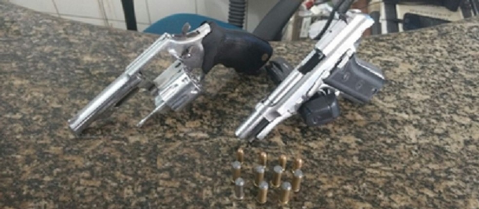 Um revólver e uma pistola também foram apreendidas pela polícia. (Foto: SSPDS/Divulgação)